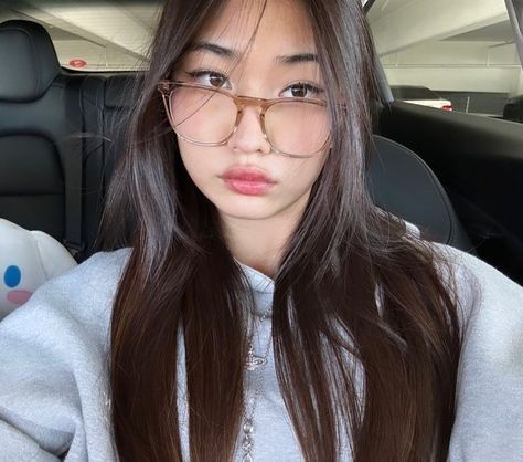 Asian Black Hair, Julia Ma, Rpw Port Girl Aesthetic, Wattpad Face Claims, Anime Profile Pic, Rpw Port Girl, Non Chr Yj, Plain Black Background, Debut Photoshoot