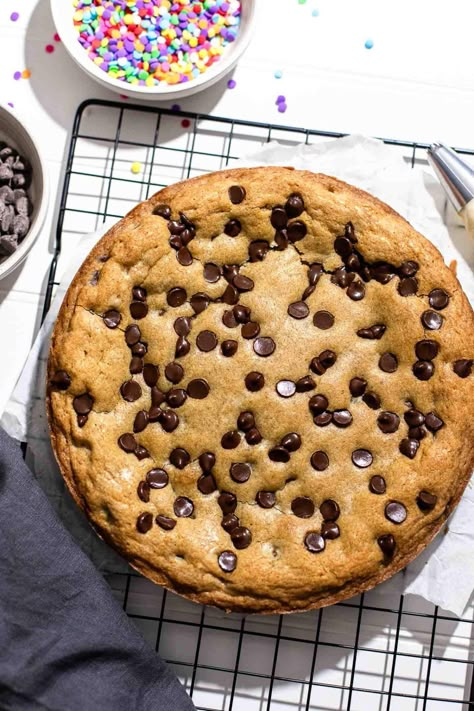 Giant Chocolate Chip Cookie Cake - Eats Delightful Homemade Chocolate Chip Cookie Cake, Cookie Cake Recipe Easy, Giant Cookie Recipe, Chocolate Chip Cookie Cake Recipe, Giant Cookie Cake, Giant Cookies, Chocolate Chip Cookie Pie, Chocolate Cobbler, Giant Chocolate Chip Cookie