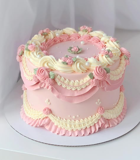 Bolo Vintage, Vintage Birthday Cakes, Pink Birthday Cakes, Vintage Cakes, Mini Cakes Birthday, Gateaux Cake, Pretty Dessert, Creative Birthday Cakes, Fake Cake