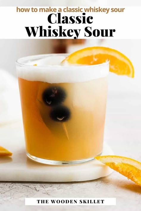 Whisky Sour Recipe, Whiskey Sour Cocktail, Happy Hour At Home, Whiskey Drinks Recipes, Mojito Recipe Classic, Whiskey Sour Recipe, Best Whiskey, Halloween Drinks Alcohol, Whisky Sour