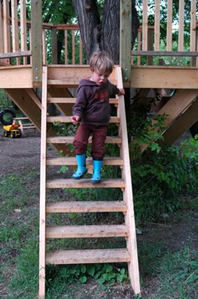 Treehouse stairs and platform --  Example for Kids Treehouse build Treehouse Railing Diy, Treehouse Railings, Treehouse Platform Simple, Wood Treehouse Toy, Kids Outdoor Spaces, Kids Treehouse Interior Tree, Backyard Treehouse, Tree Fort, Kids Play Spaces