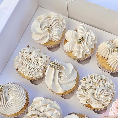 Treat Boutique on Instagram: "Simplicity 🤍✨  . . . . . #treatboutique #cupcake #cupcakedecorating #cupcakedesign #cupcakeart #explorepage #trendingcupcakes #buttercream #buttercreampiping #americanbuttercream #vanillacupcakes #fyp #whitecupcakes #cakesofinstagram #prettycupcakes #foodphotography #dessert  #cupcakeinspo #luxecupcakes #cupcakegrid #dessertsofinstagram #baker #canberrabaker #googongbusiness" White Gender Reveal Cupcakes, Decorated Cupcakes, Pretty Cupcakes, White Cupcakes, Cupcake Art, Vanilla Cupcakes, Cupcakes Decoration, 25th Anniversary, May 31