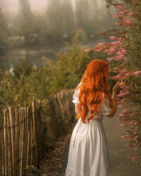 Pale Redhead Aesthetic, Red Hair Photography, Anne Core, Fairy Academia, Aesthetic Cottage Core, Countryside Life, Ginger Red, Aesthetic Cottage, Aesthetic Core