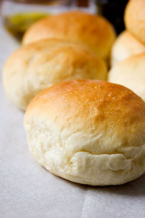 Hamburger Bun Recipe No Egg, Eggless Rolls, Quick Rolls Recipe, Bread Machine Rolls Recipes, No Knead Dinner Rolls, Egg And Bread Recipes, Buns Recipe Easy, Homemade Burger Buns, Best Biscuit Recipe