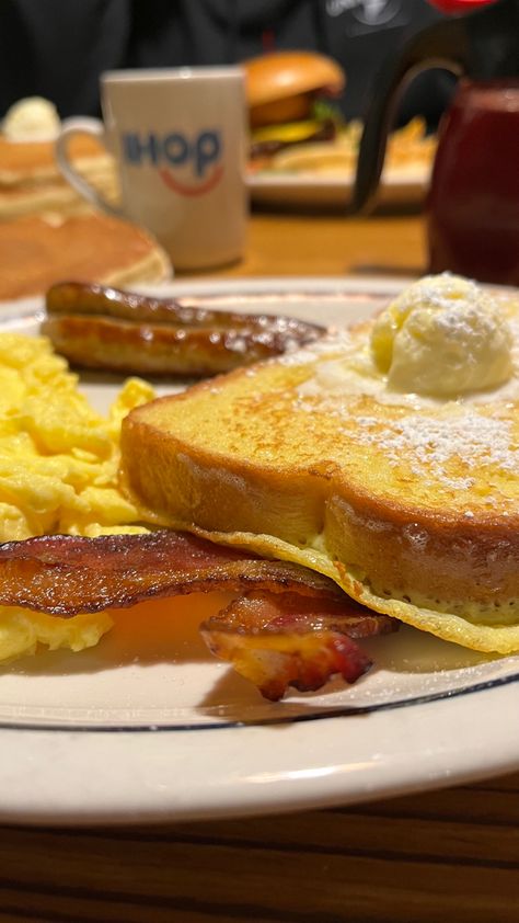 Ihop Breakfast, Toast Bacon, Breakfast Platter, Breakfast Meals, Bacon Eggs, Bacon Breakfast, Breakfast Toast, Cooked Breakfast, Dinner Meals