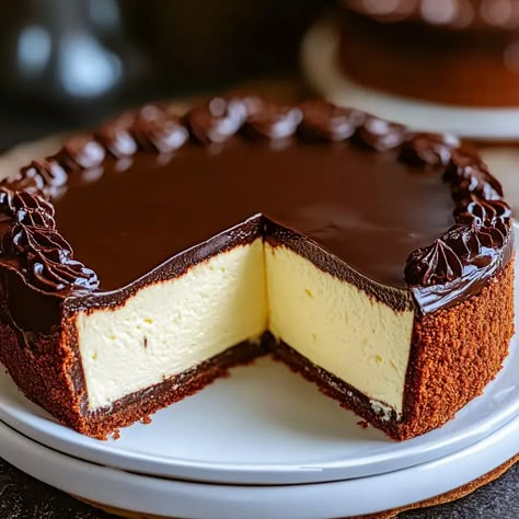 Boston Cream Pie Birthday Cake, Boston Cream Pie Cheesecake Recipe, Boston Cream Pie Cheesecake, Boston Cheesecake, Boston Cream Cheesecake, Cheesecake Delight, Cheesecake With Chocolate, Boston Cream Pie, Pie Cheesecake