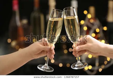 Glasses Clinking, Cabaret Club, New Years Eve Dinner, Best Champagne, Farmers Almanac, Single Serve Desserts, Champagne Bubbles, Fizzy Drink, Japan Travel Guide