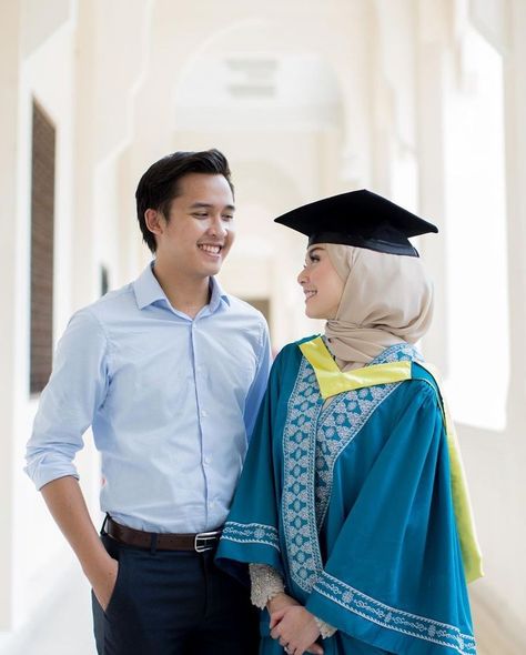 Convocation Couple Photography, Konvokesyen Photography, Couple Convocation Photo, Family Graduation Photoshoot, Convocation Outfit Graduation, Grad Photos Couple, Moodboard Couple, Convocation Photography, Convocation Outfit