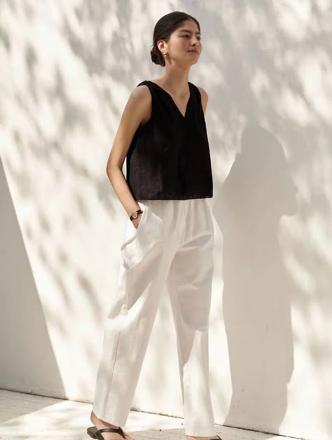 Minimalist Tops Women, Minimalist Summer Outfit Casual, Travel Wardrobe Summer, Tita Outfit, Minimal Chic Style Outfits, Minimal Fashion Photography, Spring Korean Fashion, Different Fashion Styles, Crop Top Set