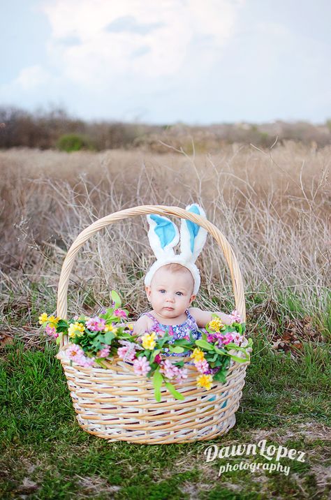 Spring Baby Photos, Baby Spring Pictures, Infant Easter Pictures, Easter Pictures Family, Easter Family Photoshoot, Easter Photoshoot Ideas Family, 1st Easter Pictures, First Easter Pictures, Spring Baby Pictures