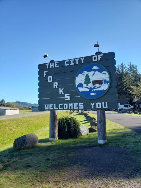 2020 Twilight Tour in Forks, Washington Travel Guide Twilight Trip, Twilight Book Series, Forks Washington Twilight, Twilight Forks, Twilight Birthday, Forks Twilight, New Moon Movie, La Push Beach, Twilight Dr