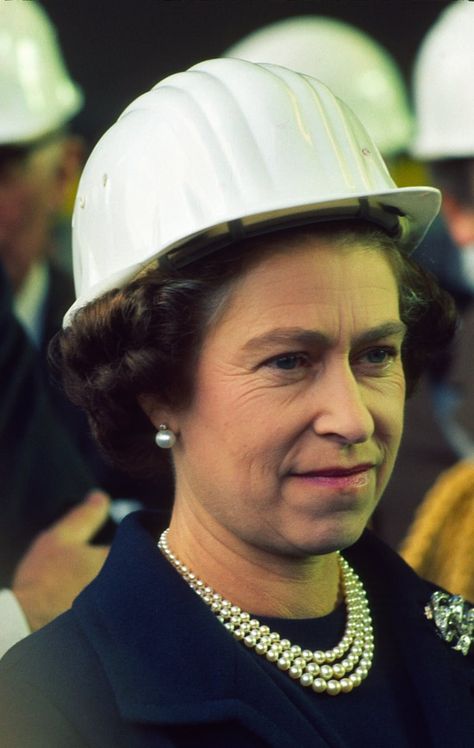 Queen Elizabeth II tours Luxembourg in 1975. Football Poses, Queen Elizabeth 2, The Queen Of England, Elizabeth 2, Rainha Elizabeth Ii, Queen Kate, Hm The Queen, Her Royal Highness, Elisabeth Ii