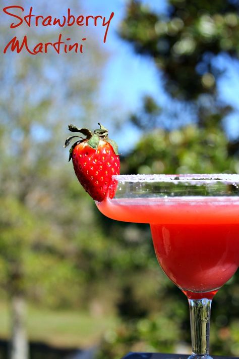 Strawberry Martini, Martini Recipes Vodka, Wine Lifestyle, Florida Recipes, Wine Cocktail Recipes, Yummy Cocktails, Wine Tips, Alcohol Beverages, Strawberry Vodka