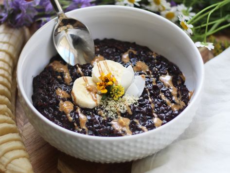 Black rice, chia seeds and coconut—what could be better? This easy to make breakfast porridge is packed with antioxidants, perfect for nursing mothers. Rice Breakfast Recipes, Chia Porridge, Rice Breakfast, Chia Seed Coconut Milk, Lotus Seeds, Breakfast Porridge, Easy To Make Breakfast, Porridge Recipes, Rice Porridge