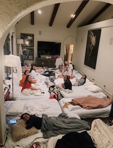 Sleepover Beds Ideas, Huge Sleepover, Giant Sleepover, Wg Aesthetic, Pyjamas Party, Pijama Party, Aesthetic Friends, Fun Sleepover Ideas, Sleepover Things To Do