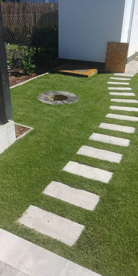 Stair Outdoor Design, Stepping Stone In Grass Pathways, Concrete Patio Makeover, Backyard Walkway, Walkway Landscaping, Back Garden Design, Aesthetic Garden, Have Inspiration, Garden Aesthetic