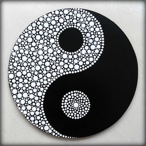 Mosaic Yin Yang Yin Yang Painting, Art Cd, Yin Yang Art, Art Hippie, Mandala Painted Rocks, Art Pierre, Mandala Rock Art, Cd Art, Mandala Art Lesson