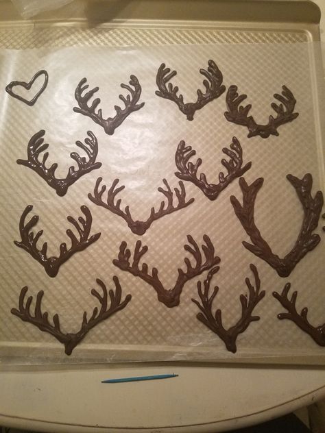 Chocolate deer Antlers for the top of camouflage cupcakes. Deer Desserts, Hunting Desserts, Buck Cake, Deer Hunting Cupcakes Ideas, Deer Party Decorations, Deer Cupcake Cake, Deer Cupcakes, Deer Cookies, Deer Hunting Party Decorations