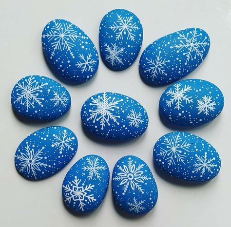 Seashell Painting, Handmade Christmas Crafts, Christmas Rock, Crafts For Seniors, Painted Rocks Diy, Painted Christmas Ornaments, Rock Painting Patterns, Mandala Rocks, Paint Rock