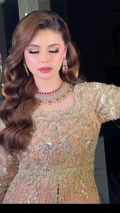 Walima Bride Hairstyles Pakistani, Waleema Bride Hairstyle, Light Pink Lehenga Makeup Look, Walima Bridal Hairstyle, Pakistani Mehndi Makeup, Hairstyle For Nikkah, Pakistani Barat Brides, Valima Hairstyles Pakistani, Hairstyles For Pakistani Wedding