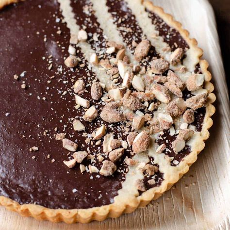 Chocolate Crostata, Garnish Chocolate, Dessert With Chocolate, Chocolate Tarts Mini, Chocolate Tart Recipe, Tart Chocolate, Almond Tart Recipe, Ganache Tart, Short Pastry