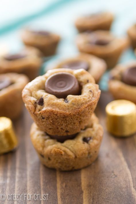 [Recipes] Mini Rolo Chocolate Chip Cookie Cups Rolo Chocolate, Perfect Chocolate Chip Cookie Recipe, Rolo Cookies, Chocolate Chip Cookie Cups, Perfect Chocolate Chip Cookies, Cookie Cups, Homemade Cookies, Cookies Recipes Christmas, Chocolate Chip Cookie