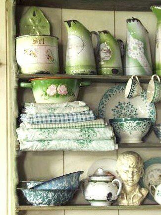 Shabby chic vintage dishes and green granitware and vintage fabric and quilt tops..... Deco Champetre, Regal Design, Vintage Enamelware, White Dishes, Green Collection, French Country Cottage, Cool Ideas, Vintage Dishes, A Shelf