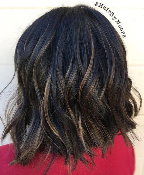 Wavy Bob With Honey Blonde Babylights Short Bob Color Ideas Brunettes, Black Bob With Highlights, Dark Hair With Blonde Highlights Short, Easy Maintenance Hair Color, Blonde Babylights, Subtle Balayage, Color Balayage, 2023 Hair, Wavy Bob