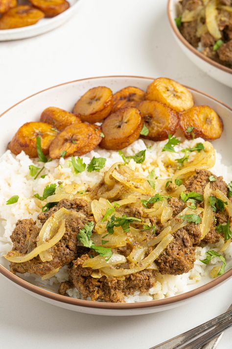 This Puerto Rican bistec encebollado is a comforting main dish made with stewed steak & onions marinated in a garlicky, spice forward sauce. It's typically made with cube steak and served over white rice with fried brown plantains. Puerto Rican Bistec, Bistec Recipe, Top Round Steak Recipes, Bistec Encebollado, Chermoula Sauce, Top Round Steak, Round Steak Recipes, Cubed Steak, Steak And Onions