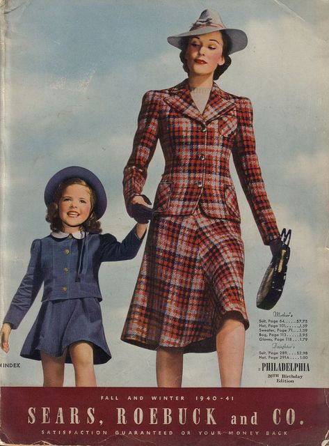 40s Mode, 1940s Fashion Women, 1940s Women, 1940s Woman, Sears Catalog, Fashion 1940s, Early Winter, Motif Vintage, Clothing Catalog