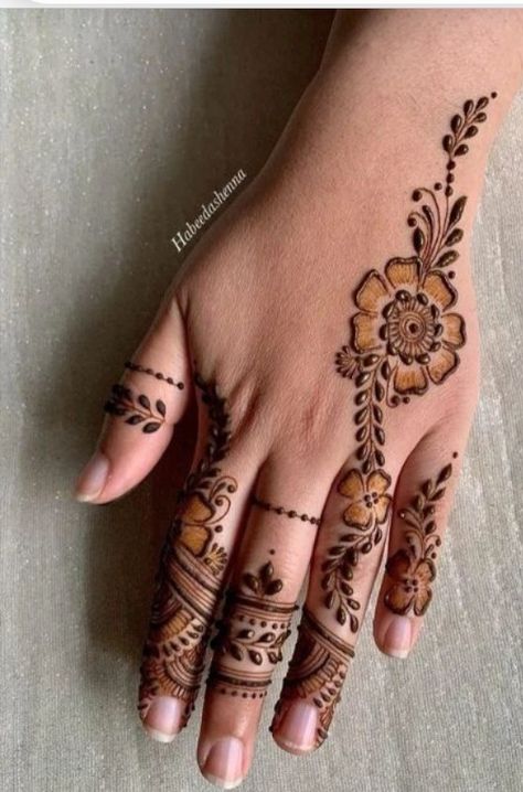 Mehandi Designs Simple, Mahdi Design, Mehandi Designs Easy, Cute Henna Tattoos, Henna Style Tattoos, Simple Mehendi Designs, Henna Inspired Tattoos, Cute Henna, Henna Ideas