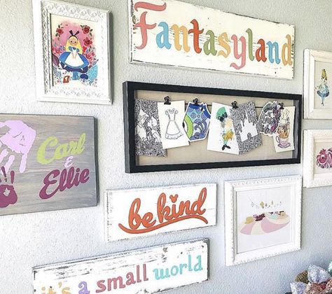 Disney Display, Themed Gallery Wall, Disney Playroom, Disney Diys, Disney Hall, Casa Disney, Disney Office, Disney Craft, Disney House