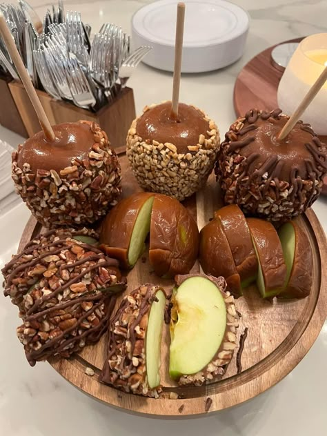 Thanksgiving Carmel Apples, Caramel Apples Aesthetic, Biggie Aesthetic, Candy Apples Halloween, Caramel Apple Ideas, Fruit With Chocolate, Fall Caramel Apples, Chex Recipes, Breakfast Brunch Party