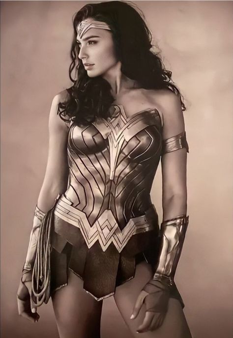 Gal Gardot, Wonder Woman Movie, Wonder Woman Art, Gal Gadot Wonder Woman, Wonder Woman Costume, Lynda Carter, Challenge Coins, Dc Superheroes, 인물 사진