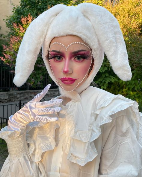 Creepy Bunny Costume, Bunny Makeup Look, Scary Halloween Makeup Looks, Art Halloween Costume, Scary Halloween Makeup, Cute Clown Makeup, Bunny Makeup, Bunny Cosplay, Clown Horror