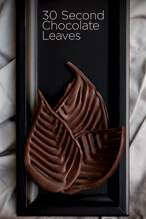 chocolate leaves Chocolate Leaves, Cupcake Project, Resep Brownies, Chocolate Art, Modeling Chocolate, Chocolate Decorations, Cake Decorating Tutorials, Cake Frosting, Love Chocolate