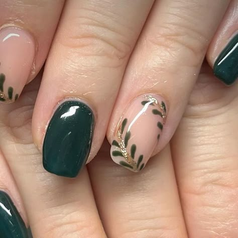 Nails & Beauty by Daisy 💅🏼 on Instagram: "𝐆𝐨𝐫𝐠𝐞𝐨𝐮𝐬 𝐆𝐫𝐞𝐞𝐧 🌿 Love this green mani using @magpie_beauty #everythingmagpie - GAG clear - GMS petal - wellington boot/Black Forest - crown Jules - top it off Inspo: Pinterest Cuticle oil: @cutisticks 💦 #showscratch #amyscoolgang #printnailtechs #scratchmag #thenailtechorg #nailitmag #nailpromag #nailsonfleek #nailsofinstagram #nailitdaily #thesalonmaguk #wirralnailtech #wirralnails #wirralbusiness #funkynails @scratchmagazine @thesalonmaguk @nailitmedia @nailpromagazine #magpiebeauty #magpiebeautyuk #nbbydaisy #winternails❄️ #winternailart #winternails #winternail #winternaildesign #greennails #greennails💚 #autumnnailart #magpienails #leafnails #autumnnails🍁" Nails For Eucalyptus Dress, Green Fall Nails Square, November Nails Green, Fern Nail Art, Green Nails With Leaves, Nails Leaves Design, Thanksgiving Nails Green, Short Square Nails Green, Green Thanksgiving Nails