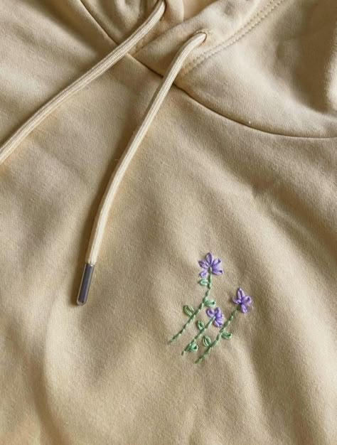 Easy Hoodie Embroidery, Hoodie Embroidery Ideas Easy, Embroided Hoodies Ideas, Jumper Embroidery Ideas, Embroidery Designs Hoodie, Embroidery Hoodie Diy, Embroidery Hoodie Ideas, Embrodiary Design, Embroidered Hoodie Diy