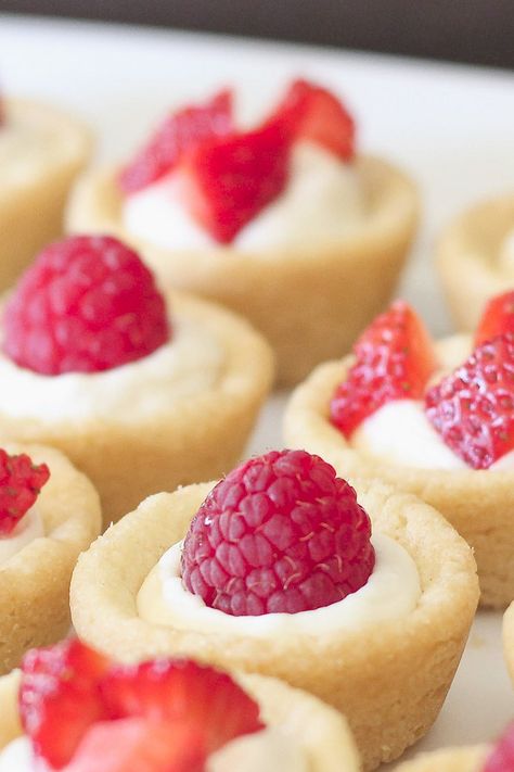 Sugar cookie tarts filled with sweetened cream cheese and topped with berries. Sugar Cookie Tarts, Cookie Tarts, Berry Tarts, Fudge Caramel, Dessert Mini, Tart Filling, Berry Tart, Torte Cupcake, Tea Party Food