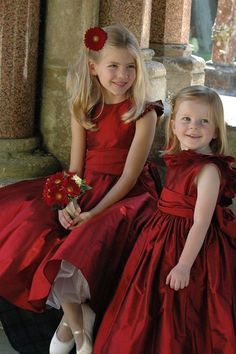 Fall Flower Girl, Flower Girl Outfits, Wedding Winter, Wedding Flower Girl, Red Dresses, Bridesmaid Flowers, Red Wedding, Flower Girls, Girl Falling