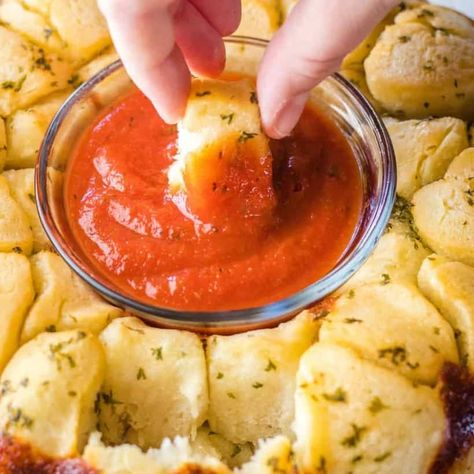 Cheesy Pull Apart Garlic Bread, Party Appetizers For A Crowd, Pull Apart Garlic Bread, Pull Apart Pizza Bread, Bread Booze Bacon, Best Party Appetizers, Crowd Pleasing Appetizers, Appetizers For A Crowd, Party Appetizers Easy