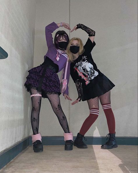 2 Goth Friends, Goth Best Friends Aesthetic, Dark Harajuku Aesthetic, Matching Goth Outfits, Matching Alt Outfits, Goth And Pastel Friends, Alt Best Friends, Goth Best Friends, Goth Girlfriend Aesthetic