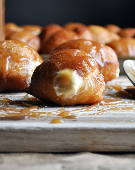 Doughnut Holes filled with Salted Caramel Pastry Cream | ofbatteranddough.com Caramel Pastry Cream, Caramel Donut, Caramel Pastry, Caramel Doughnuts, Creme Puffs, Breakfast Muffins Healthy, Breakfast Recipes For A Crowd, Weekend Breakfast Recipes, Cream Filled Donuts