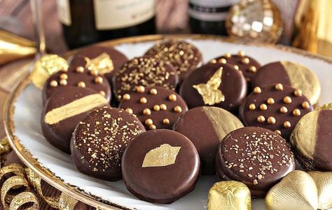 New Years Eve Dessert, Chocolate Dipped Cookies, Chocolate Dipped Oreos, Dipped Oreos, Dipped Cookies, Chocolate Sandwich Cookies, Chocolate Coating, Easy Chocolate, Chocolate Dipped