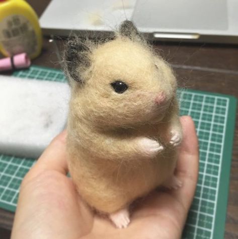 Needle Felt Hamster, Mice Dolls, Felt Pets, Wool Felting Animals, Hamster Pet, Felted Crafts, Wool Animals, Felting Wool, Needle Felting Tutorials