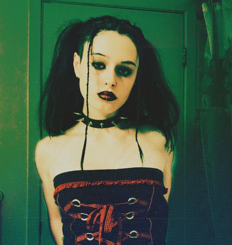 90s Mall Goth Hairstyles, Nu Metal Hairstyles Women, Mall Goth Makeup 90s, Mall Goth 90s Outfits, 90s Goth Hairstyles, Nu Metal Hairstyles, Mall Goth Outfits 2000s, Hair Metal Aesthetic, 90s Goth Hair