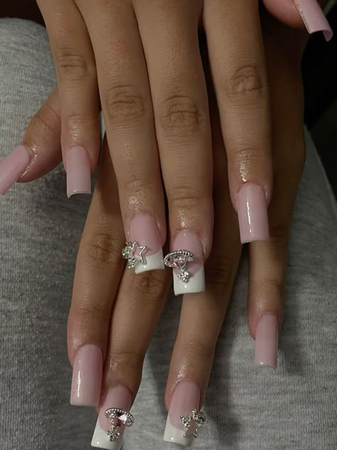 French Tip Acrylic Nails With Planet Charms, Black French Tips With Planet Charm, Short Nails With Designs And Charms, Small Nails Design Y2k, French Tip Nails With Saturn Charm, Nails Planet Charm, Y2k Manicure Short, Short Pink Acrylic Nails With Charms, Y2k Inspired Nails Short