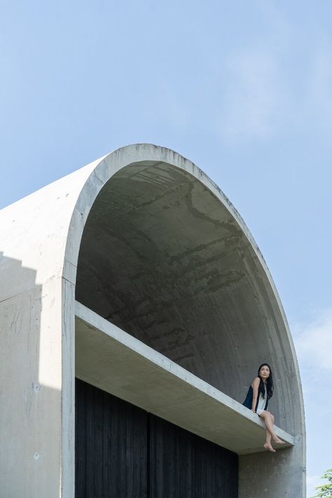 fabian tan designs bewboc house as concrete barrel vault in malaysia Concrete Finishes, New Staircase, Concrete Architecture, Suburban House, Interior Fit Out, Ground Level, Concrete House, Corner House, Kuala Lumpur Malaysia