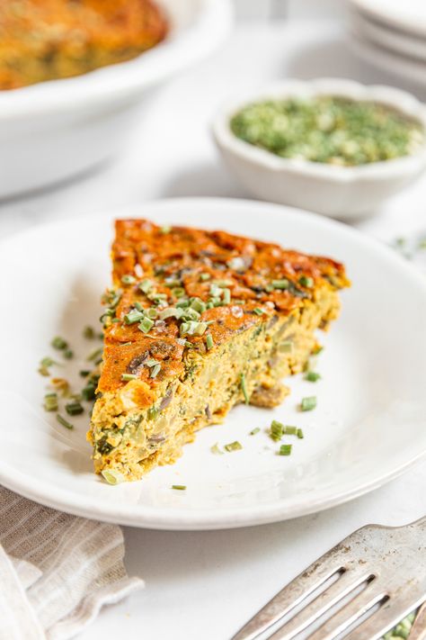 Vegan Crustless Quiche (Gluten-Free) - At Elizabeth's Table Vegan Protein Breakfast, Gluten Free Quiche, Quiche Vegan, Scrambled Tofu Recipe, Vegan Quiche, Clean Meals, Coconut Bacon, Firm Tofu, Vegan Brunch