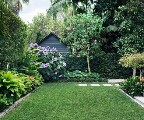 Does your garden looked cluttered and overgrown? Get weeding and pruning with horticulturist Meredith Kirton's tips to give your garden a fresh start this year. Sydney Gardens, Minimalist Garden, Living Modern, Have Inspiration, Backyard Garden Design, Beautiful Backyards, Small Garden Design, Garden Care, Garden Tips